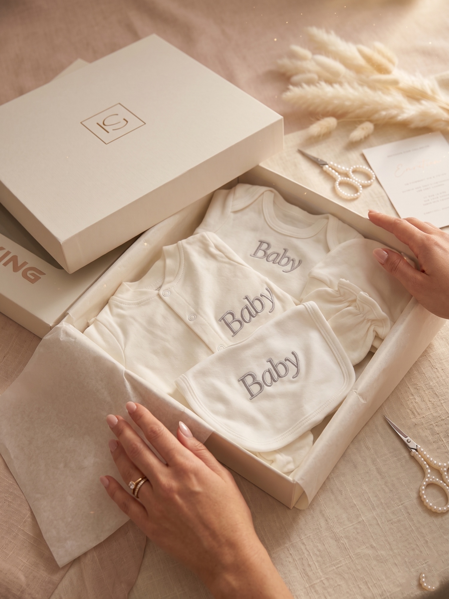 Minimalist Solid Color Embroid - Baby Clothing Keepsake recensione e prezzo